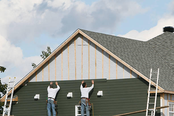 Professional Vinyl Siding technician working in Far Hills, NJ